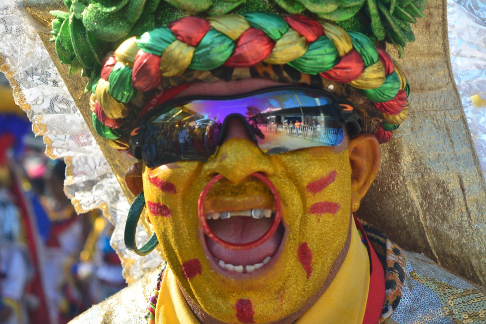 En total son 114 grupos tradicionales que desfilan por la pista bailable de 4 kilómetros dando a conocer las verdaderas raíces del Carnaval. En total son 114 grupos tradicionales que desfilan por la pista bailable de 4 kilómetros dando a conocer las verdaderas raíces del Carnaval.