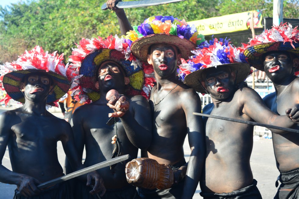 En total son 114 grupos tradicionales que desfilan por la pista bailable de 4 kilómetros dando a conocer las verdaderas raíces del Carnaval. En total son 114 grupos tradicionales que desfilan por la pista bailable de 4 kilómetros dando a conocer las verdaderas raíces del Carnaval.