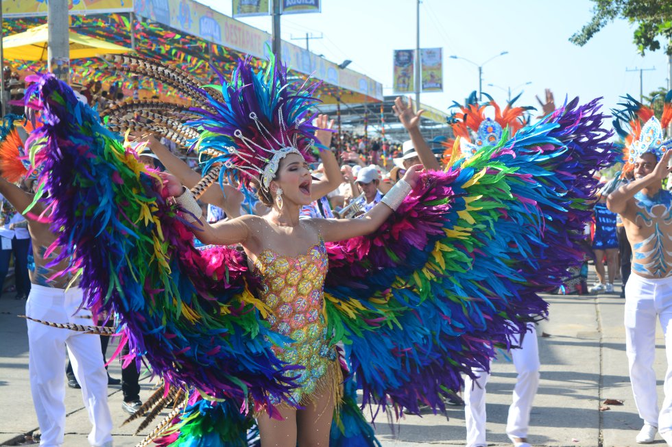 Haciendo alusión a las aves, la reina del Carnaval Valeria Abuchaibe lució un hermoso diseño denominado “Vuelo de Fantasía”. Haciendo alusión a las aves, la reina del Carnaval Valeria Abuchaibe lució un hermoso diseño denominado “Vuelo de Fantasía”.