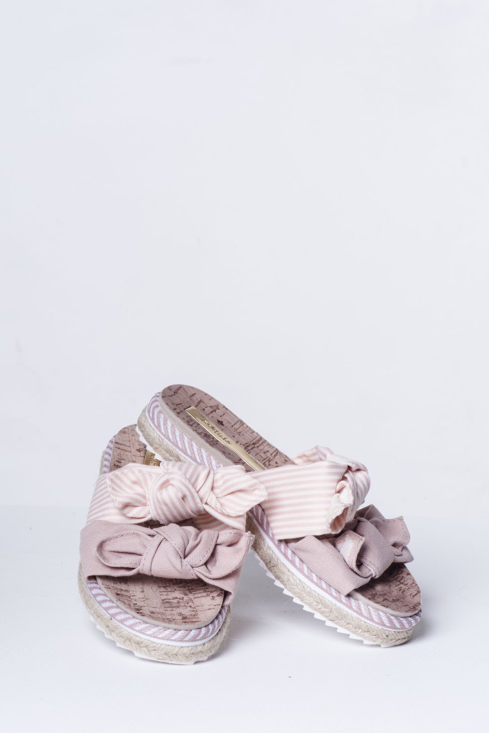 Acabados florales impresos en materiales como el denim, recortes a láser, capelladas en terciopelo y de tweed serán una perfecta alternativa. Acabados florales impresos en materiales como el denim, recortes a láser, capelladas en terciopelo y de tweed serán una perfecta alternativa.