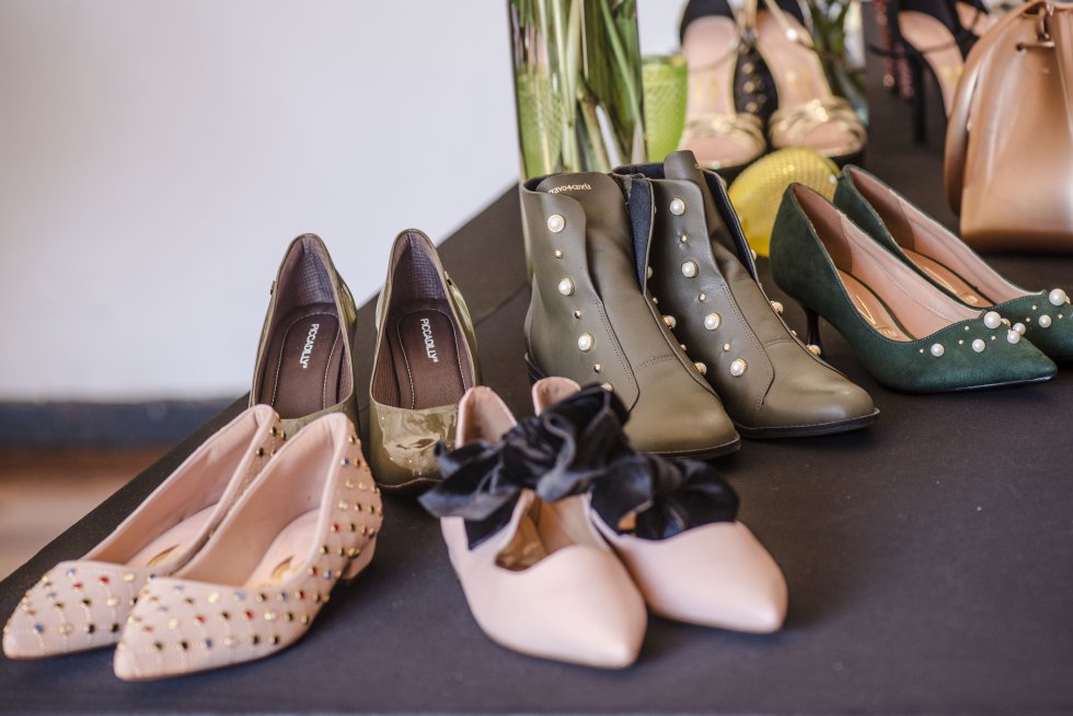 El diseño del calzado explora los adornos, perlas y tacones en diferentes texturas como el Faux Fur, cuero, charol, gamuza, terciopelo, glitter, entre otros. El diseño del calzado explora los adornos, perlas y tacones en diferentes texturas como el Faux Fur, cuero, charol, gamuza, terciopelo, glitter, entre otros.