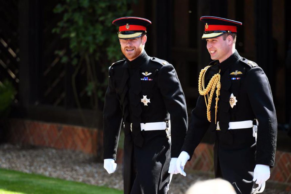 El Príncipe Harry y su hermano y padrino, el Príncipe William, Duque de Cambridge, llegan a la Capilla de San Jorge. El Príncipe Harry y su hermano y padrino, el Príncipe William, Duque de Cambridge, llegan a la Capilla de San Jorge.