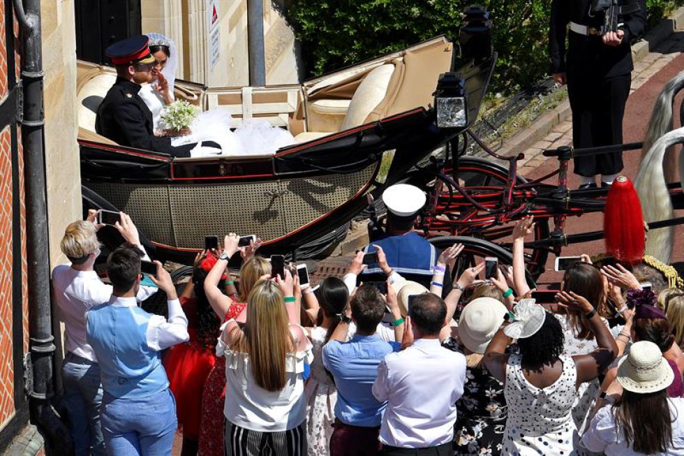 El príncipe Enrique y la estadounidense Meghan Markle abandonaron la capilla de San Jorge en el castillo de Windsor como duques de Sussex. El príncipe Enrique y la estadounidense Meghan Markle abandonaron la capilla de San Jorge en el castillo de Windsor como duques de Sussex.