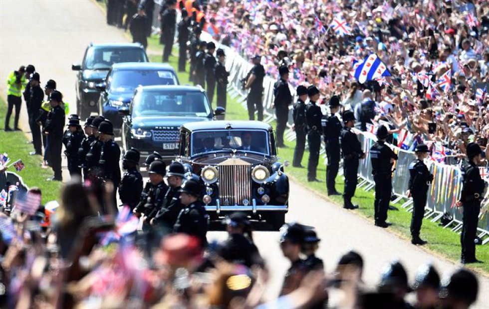 Miles de personas quisieron ver la caravana de los novios en Windsor. Miles de personas quisieron ver la caravana de los novios en Windsor.