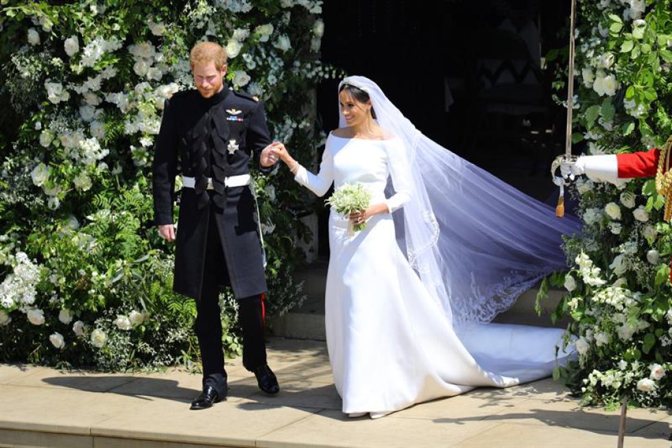 Markle, de 36 años, eligió un elegante y sobrio vestido blanco y un largo velo sujetado por una tiara. Markle, de 36 años, eligió un elegante y sobrio vestido blanco y un largo velo sujetado por una tiara.
