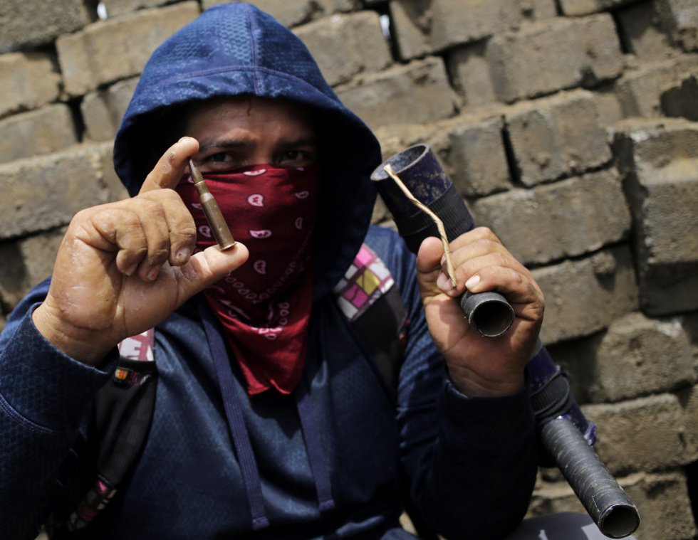 Un manifestante antigubernamental muestra una bala que ha tomado de la policía antidisturbios durante enfrentamientos en Masaya Un manifestante antigubernamental muestra una bala que ha tomado de la policía antidisturbios durante enfrentamientos en Masaya