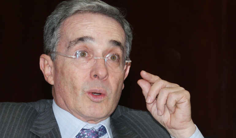 Reacciones políticas ante anuncio de la renuncia e investigación a Uribe |  Política | Caracol Radio