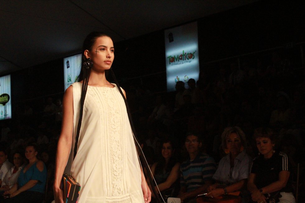 El segundo día de esta gran feria de moda inició con una gran pasarela en la cual los estudiantes de la universidad de la CUN dejaron ver sus mejores diseños. El segundo día de esta gran feria de moda inició con una gran pasarela en la cual los estudiantes de la universidad de la CUN dejaron ver sus mejores diseños.