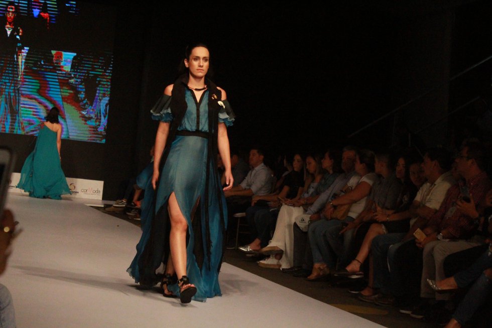 Y cerraron de la mejor forma las diseñadoras Juanita Artega, quien deslunbró a los asisntes con los impresionantes diseños de joyas que expuso en la pasarela de Ibagué Negocios y Moda. Y cerraron de la mejor forma las diseñadoras Juanita Artega, quien deslunbró a los asisntes con los impresionantes diseños de joyas que expuso en la pasarela de Ibagué Negocios y Moda.