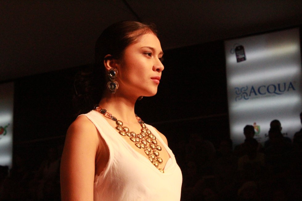 Y cerraron de la mejor forma las diseñadoras Juanita Artega, quien deslunbró a los asisntes con los impresionantes diseños de joyas que expuso en la pasarela de Ibagué Negocios y Moda. Y cerraron de la mejor forma las diseñadoras Juanita Artega, quien deslunbró a los asisntes con los impresionantes diseños de joyas que expuso en la pasarela de Ibagué Negocios y Moda.