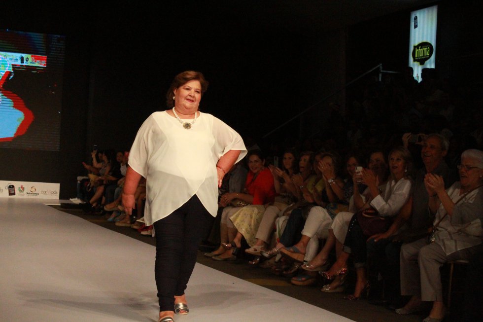 Por eso, la diseñadora Lina quiso invitar a las amigas de su mamá para que desfilaran sus diseño que identifican a una mujer real. Por eso, la diseñadora Lina quiso invitar a las amigas de su mamá para que desfilaran sus diseño que identifican a una mujer real.