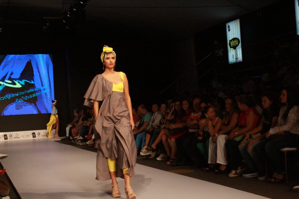 Y cerraron de la mejor forma las diseñadoras Juanita Artega, quien deslunbró a los asisntes con los impresionantes diseños de joyas que expuso en la pasarela de Ibagué Negocios y Moda. Y cerraron de la mejor forma las diseñadoras Juanita Artega, quien deslunbró a los asisntes con los impresionantes diseños de joyas que expuso en la pasarela de Ibagué Negocios y Moda.