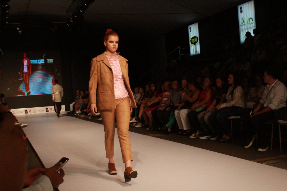 Y cerraron de la mejor forma las diseñadoras Juanita Artega, quien deslunbró a los asisntes con los impresionantes diseños de joyas que expuso en la pasarela de Ibagué Negocios y Moda. Y cerraron de la mejor forma las diseñadoras Juanita Artega, quien deslunbró a los asisntes con los impresionantes diseños de joyas que expuso en la pasarela de Ibagué Negocios y Moda.