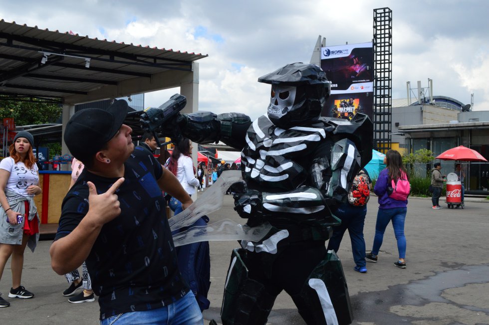 Los asistentes llegan a Corferias para divertirse, aprovechar la programación y, sobre todo, para deleitarse con los cosplayers. Los asistentes llegan a Corferias para divertirse, aprovechar la programación y, sobre todo, para deleitarse con los cosplayers.