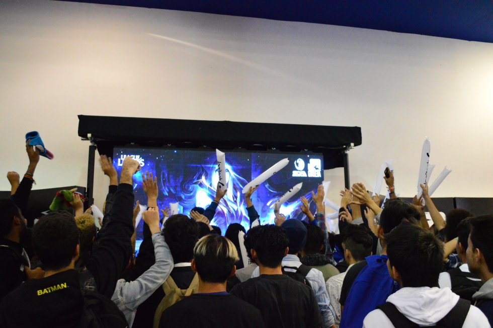 Los asistentes llegan a Corferias para divertirse, aprovechar la programación y, sobre todo, para deleitarse con los cosplayers. Los asistentes llegan a Corferias para divertirse, aprovechar la programación y, sobre todo, para deleitarse con los cosplayers.