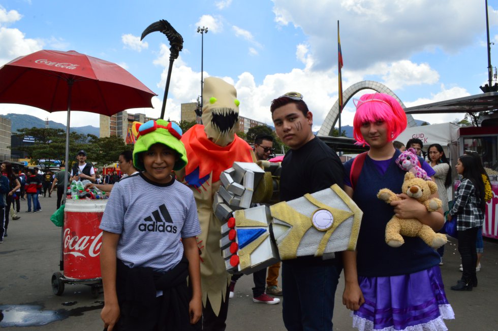 Los cosplayers no usan disfraces, sino trajes con máximo detalle para lucir como “dobles” de superhéroes, caricaturas y otros personajes del mundo de la fantasía. Los cosplayers no usan disfraces, sino trajes con máximo detalle para lucir como “dobles” de superhéroes, caricaturas y otros personajes del mundo de la fantasía.