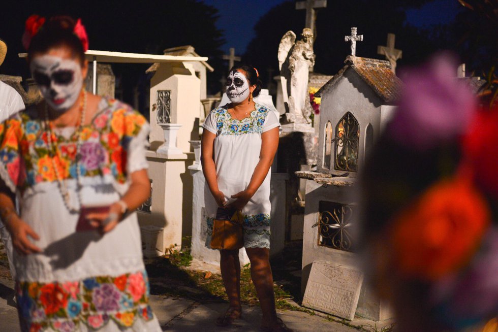 Se dice que sólo en el Día de Muertos, los difuntos son autorizados desde el más allá para visitar a sus parientes vivos en la Tierra. Se dice que sólo en el Día de Muertos, los difuntos son autorizados desde el más allá para visitar a sus parientes vivos en la Tierra.