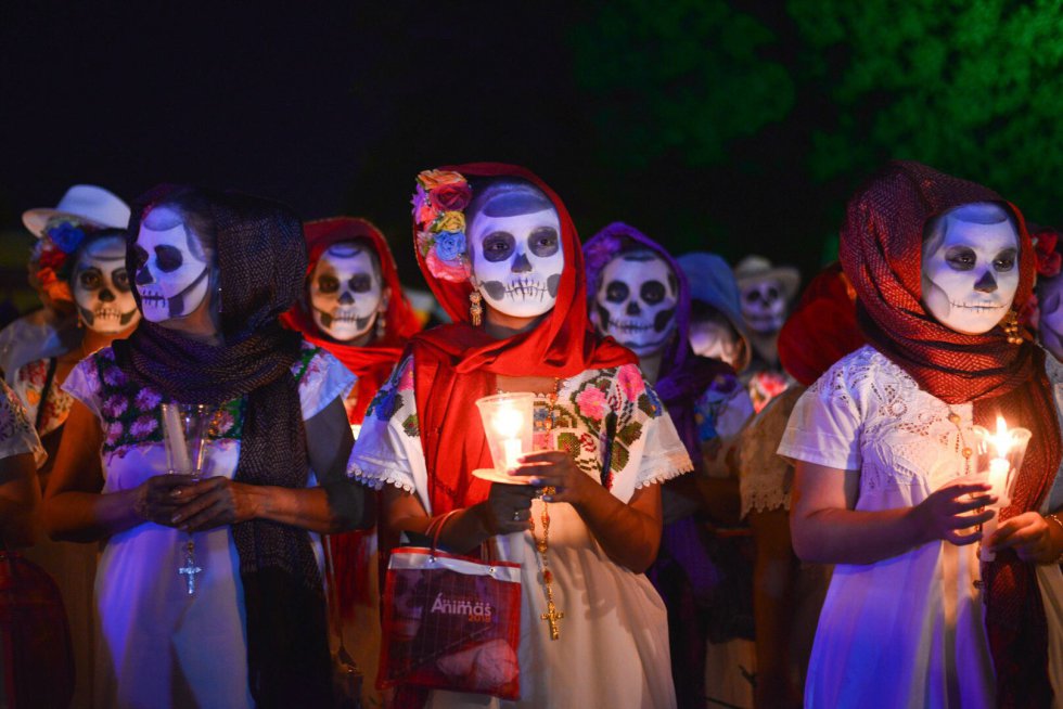 Los tres niveles con los que cuenta el altar del día muertos simbolizan la trinidad: Padre, hijo y espíritu santo. Los tres niveles con los que cuenta el altar del día muertos simbolizan la trinidad: Padre, hijo y espíritu santo.