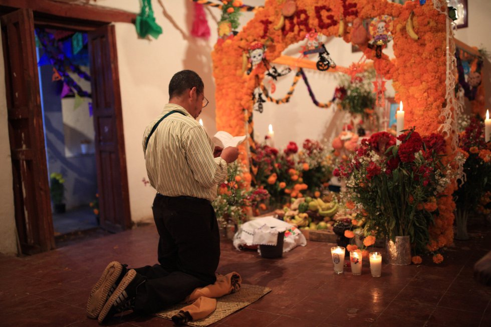 La celebración del Día de Muertos se divide en dos partes: el 1 de Noviembre, que es el Día de Todos los Santos y el 2 de Noviembre, que se festeja el Día de Muertos. La celebración del Día de Muertos se divide en dos partes: el 1 de Noviembre, que es el Día de Todos los Santos y el 2 de Noviembre, que se festeja el Día de Muertos.