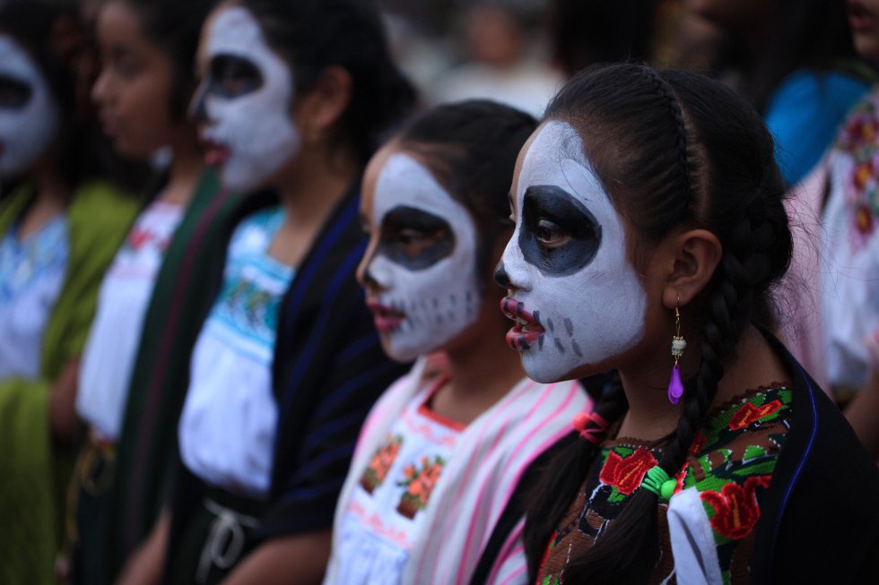 Según las tradiciones aztecas, en el más allá había 13 cielos y nueve infiernos, cuando una persona moría se iba a un cielo diferente dependiendo de las cosas que habían hecho Según las tradiciones aztecas, en el más allá había 13 cielos y nueve infiernos, cuando una persona moría se iba a un cielo diferente dependiendo de las cosas que habían hecho