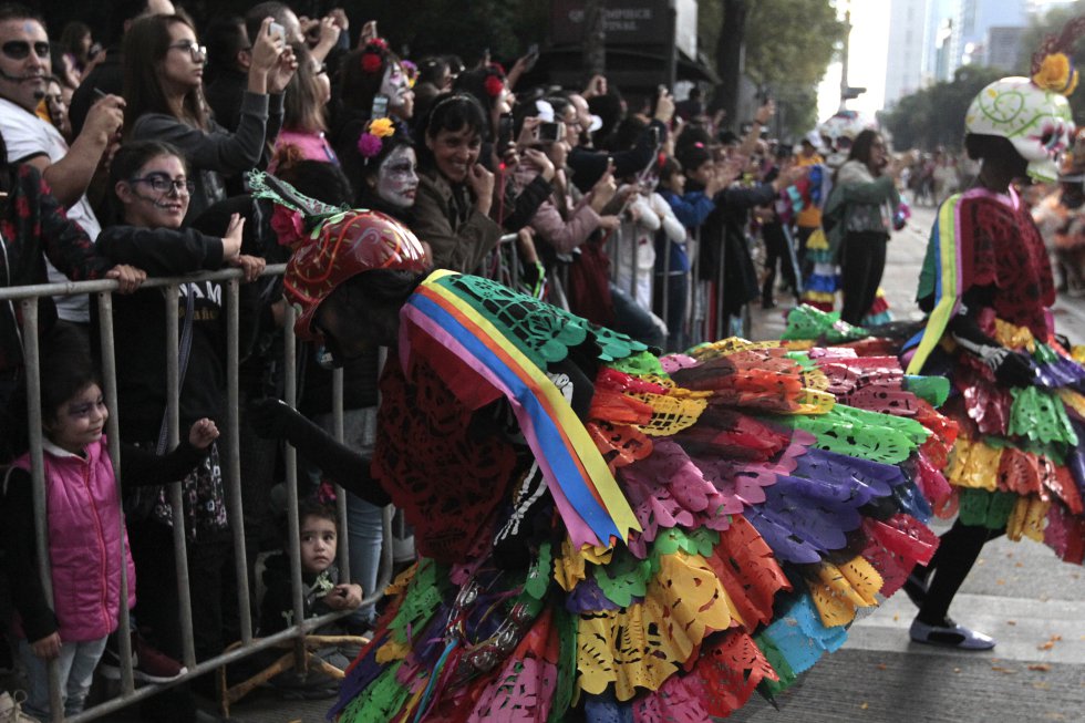 Se dice que sólo en el Día de Muertos, los difuntos son autorizados desde el más allá para visitar a sus parientes vivos en la Tierra. Se dice que sólo en el Día de Muertos, los difuntos son autorizados desde el más allá para visitar a sus parientes vivos en la Tierra.