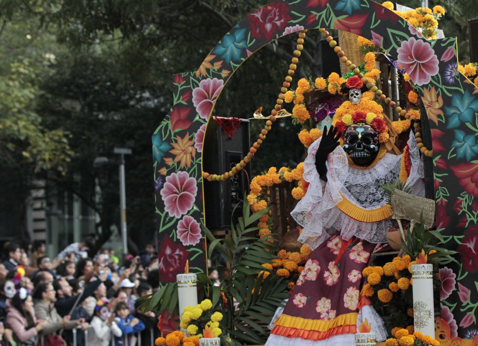 Según las tradiciones aztecas, en el más allá había 13 cielos y nueve infiernos, cuando una persona moría se iba a un cielo diferente dependiendo de las cosas que habían hecho Según las tradiciones aztecas, en el más allá había 13 cielos y nueve infiernos, cuando una persona moría se iba a un cielo diferente dependiendo de las cosas que habían hecho