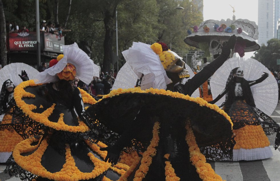 Se dice que sólo en el Día de Muertos, los difuntos son autorizados desde el más allá para visitar a sus parientes vivos en la Tierra. Se dice que sólo en el Día de Muertos, los difuntos son autorizados desde el más allá para visitar a sus parientes vivos en la Tierra.