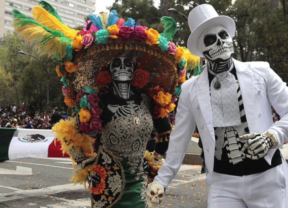 La celebración del Día de Muertos se divide en dos partes: el 1 de noviembre, que es el Día de Todos los Santos y el 2 de noviembre, que se festeja el Día de Muertos. La celebración del Día de Muertos se divide en dos partes: el 1 de noviembre, que es el Día de Todos los Santos y el 2 de noviembre, que se festeja el Día de Muertos.