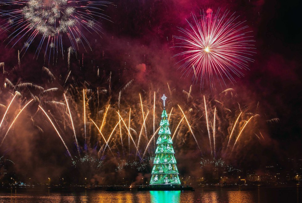 El árbol de Navidad flotante más grande del mundo volvió a brillar a partir del 1 de diciembre, en Río de Janeiro (Brasil), acompañado de un espectáculo pirotécnico que reunió a miles de personas en la ciudad más emblemática de Brasil. El árbol, una estructura metálica de 70 metros de altura y compuesto por 900.000 bombillas led, fue iluminado sobre la Laguna Rodrigo de Freitas, en la zona sur de la capital fluminense, tras dos años sin hacerlo. El árbol de Navidad flotante más grande del mundo volvió a brillar a partir del 1 de diciembre, en Río de Janeiro (Brasil), acompañado de un espectáculo pirotécnico que reunió a miles de personas en la ciudad más emblemática de Brasil. El árbol, una estructura metálica de 70 metros de altura y compuesto por 900.000 bombillas led, fue iluminado sobre la Laguna Rodrigo de Freitas, en la zona sur de la capital fluminense, tras dos años sin hacerlo.