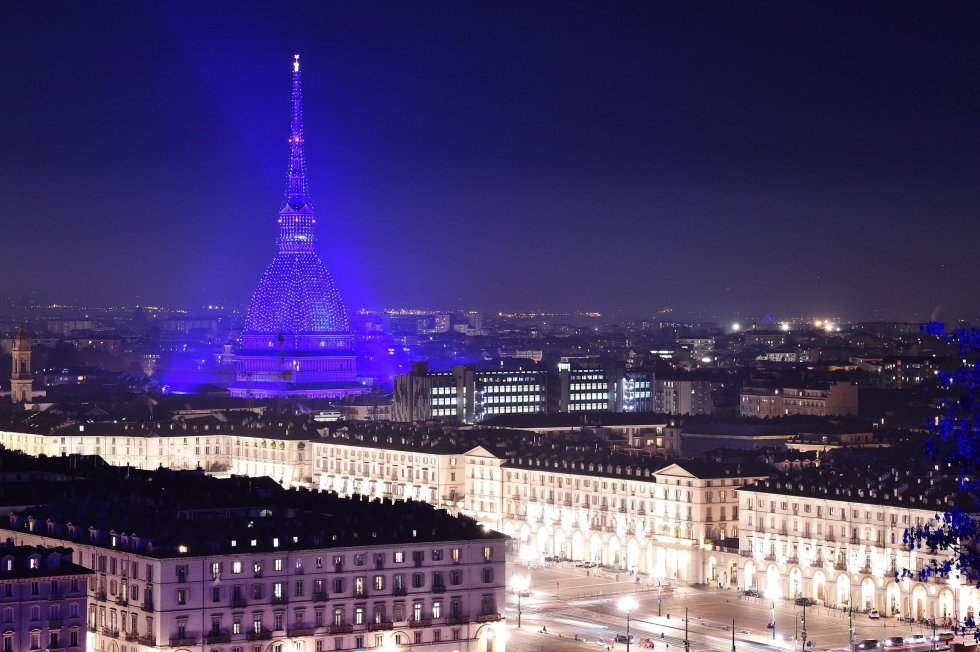 El edificio Mole Antonelliana aparece iluminado con motivo de la llegada de la Navidad, en Turín (Italia) El edificio Mole Antonelliana aparece iluminado con motivo de la llegada de la Navidad, en Turín (Italia)