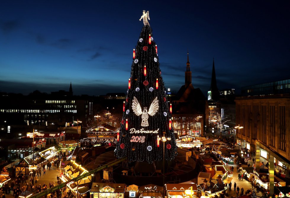 Un árbol de Navidad ha sido instalado en el mercadillo de Dortmund, Alemania, el 4 de diciembre del 2018. Mide 45 metros de altura y está hecho con ramas de 1.700 píceas, y decorado con 48.000 luces Un árbol de Navidad ha sido instalado en el mercadillo de Dortmund, Alemania, el 4 de diciembre del 2018. Mide 45 metros de altura y está hecho con ramas de 1.700 píceas, y decorado con 48.000 luces