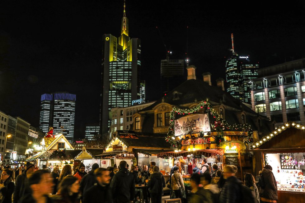 Decenas de personas asisten , al mercado de navidad de Fráncfort del Meno (Alemania). Decenas de personas asisten , al mercado de navidad de Fráncfort del Meno (Alemania).