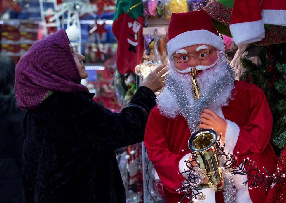 Varias personas realizan sus compras en un mercado decorado con motivos navideños en Estambul (Turquía) Varias personas realizan sus compras en un mercado decorado con motivos navideños en Estambul (Turquía)