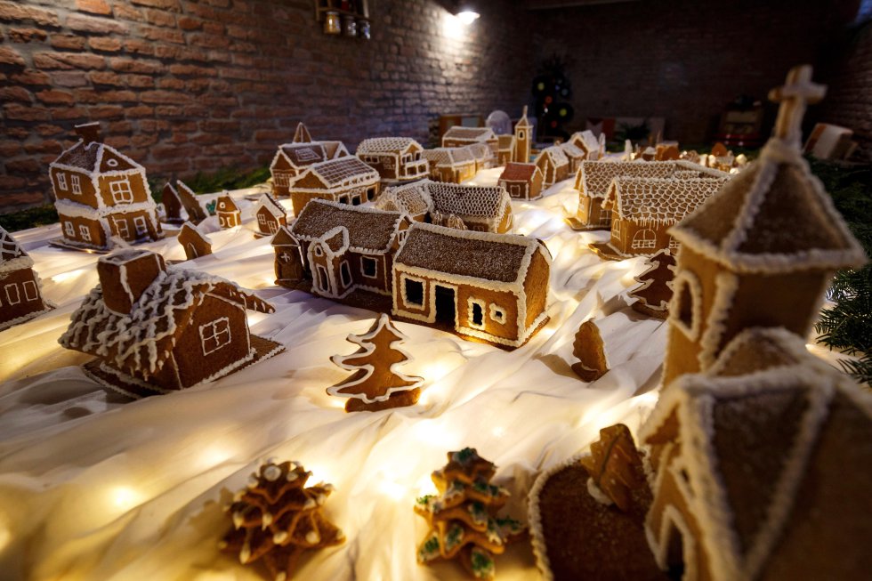 Vista de un modelo a escala de una aldea húngara hecha de galleta de jengibre en Szepetnek, a 220 km de Budapest (Hungría). Para la maqueta se han usado más de 20 kilos de harina. Vista de un modelo a escala de una aldea húngara hecha de galleta de jengibre en Szepetnek, a 220 km de Budapest (Hungría). Para la maqueta se han usado más de 20 kilos de harina.