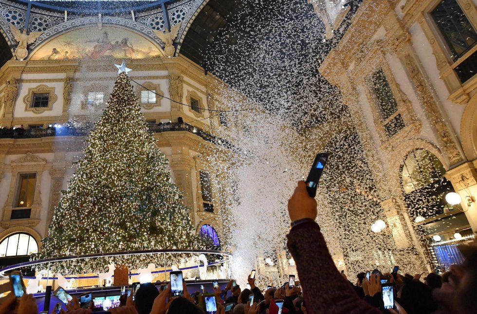 Una multitud toma fotografías durante la ceremonia en la que se han encendido las decoraciones navideñas, incluido el árbol de Navidad de Swarovski, en Milán (Italia) Una multitud toma fotografías durante la ceremonia en la que se han encendido las decoraciones navideñas, incluido el árbol de Navidad de Swarovski, en Milán (Italia)