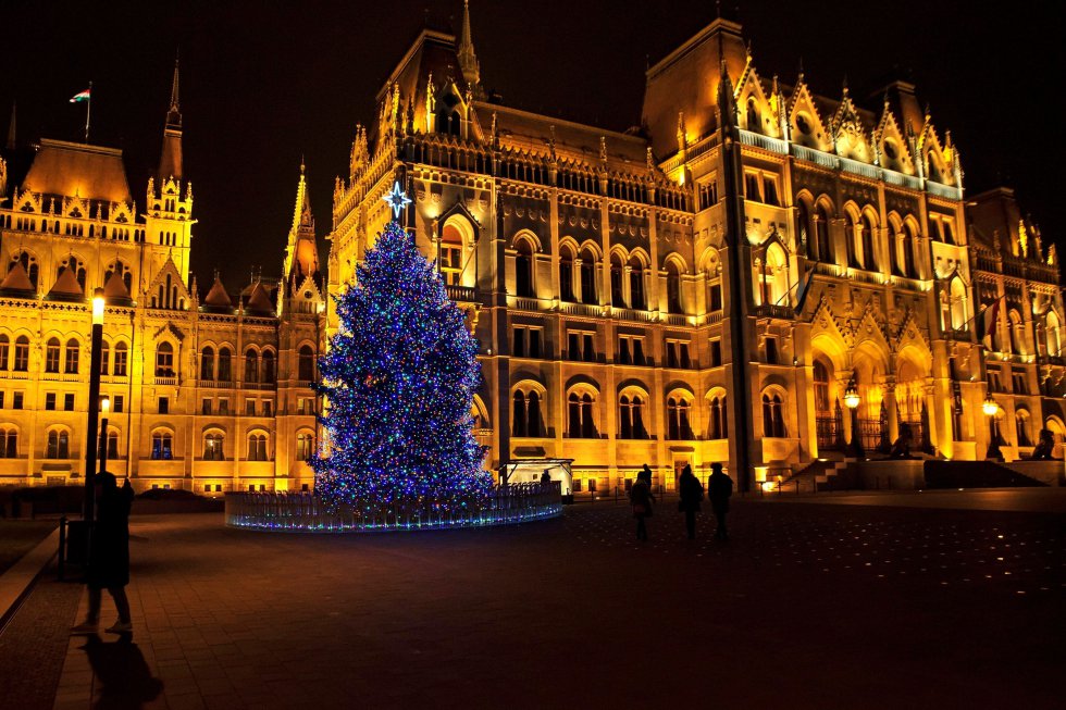 Vista de un árbol de navidad iluminado delante del Parlamento en la plaza Kossuth de Budapest (Hungría) Vista de un árbol de navidad iluminado delante del Parlamento en la plaza Kossuth de Budapest (Hungría)