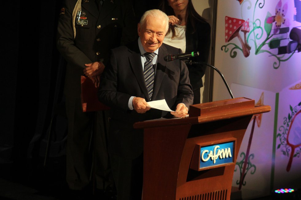 El ex presidente Belisario Betancur en el teatro de Bellas Artes de Cafam. celebración del Festival Iberoamericano de literatura infantil. El ex presidente Belisario Betancur en el teatro de Bellas Artes de Cafam. celebración del Festival Iberoamericano de literatura infantil.