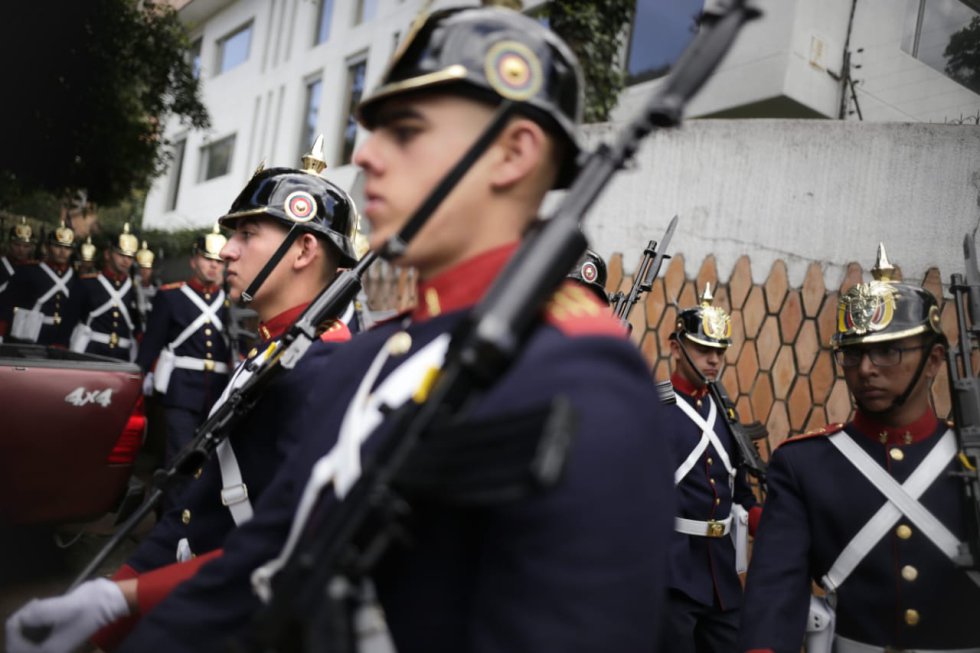 Exequias de Belisario Betancur reúnen a varias personalidades en el Gimnasio Moderno de Bogotá. El expresidente será sepultado en el cementerio Jardines del Recuerdo. Exequias de Belisario Betancur reúnen a varias personalidades en el Gimnasio Moderno de Bogotá. El expresidente será sepultado en el cementerio Jardines del Recuerdo.