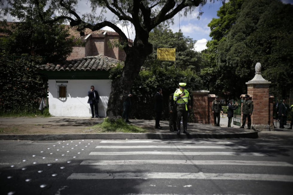 Exequias de Belisario Betancur reúnen a varias personalidades en el Gimnasio Moderno de Bogotá. El expresidente será sepultado en el cementerio Jardines del Recuerdo. Exequias de Belisario Betancur reúnen a varias personalidades en el Gimnasio Moderno de Bogotá. El expresidente será sepultado en el cementerio Jardines del Recuerdo.