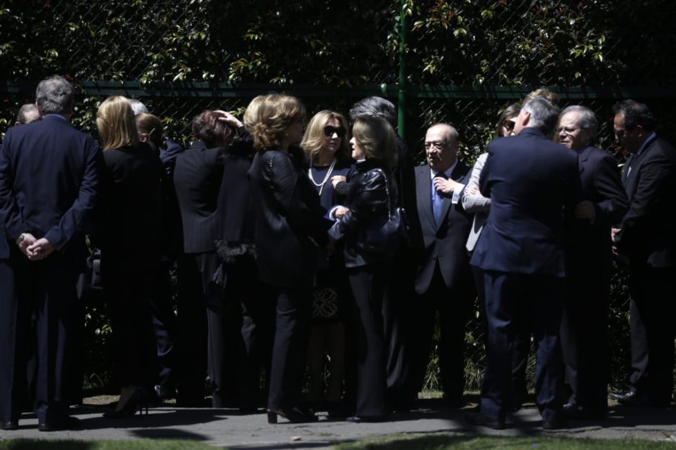 Exequias de Belisario Betancur reúnen a varias personalidades en el Gimnasio Moderno de Bogotá. El expresidente será sepultado en el cementerio Jardines del Recuerdo. Exequias de Belisario Betancur reúnen a varias personalidades en el Gimnasio Moderno de Bogotá. El expresidente será sepultado en el cementerio Jardines del Recuerdo.