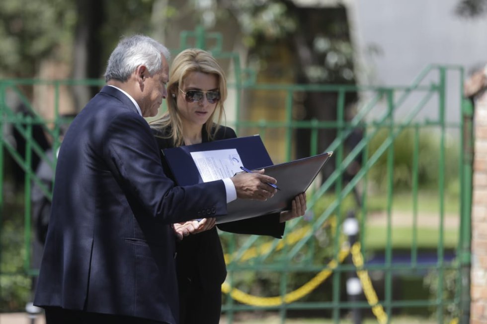 Exequias de Belisario Betancur reúnen a varias personalidades en el Gimnasio Moderno de Bogotá. El expresidente será sepultado en el cementerio Jardines del Recuerdo. Exequias de Belisario Betancur reúnen a varias personalidades en el Gimnasio Moderno de Bogotá. El expresidente será sepultado en el cementerio Jardines del Recuerdo.
