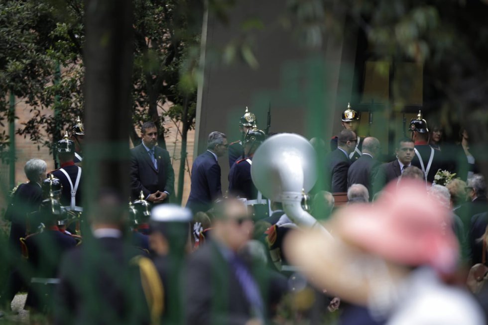 Exequias de Belisario Betancur reúnen a varias personalidades en el Gimnasio Moderno de Bogotá. El expresidente será sepultado en el cementerio Jardines del Recuerdo. Exequias de Belisario Betancur reúnen a varias personalidades en el Gimnasio Moderno de Bogotá. El expresidente será sepultado en el cementerio Jardines del Recuerdo.