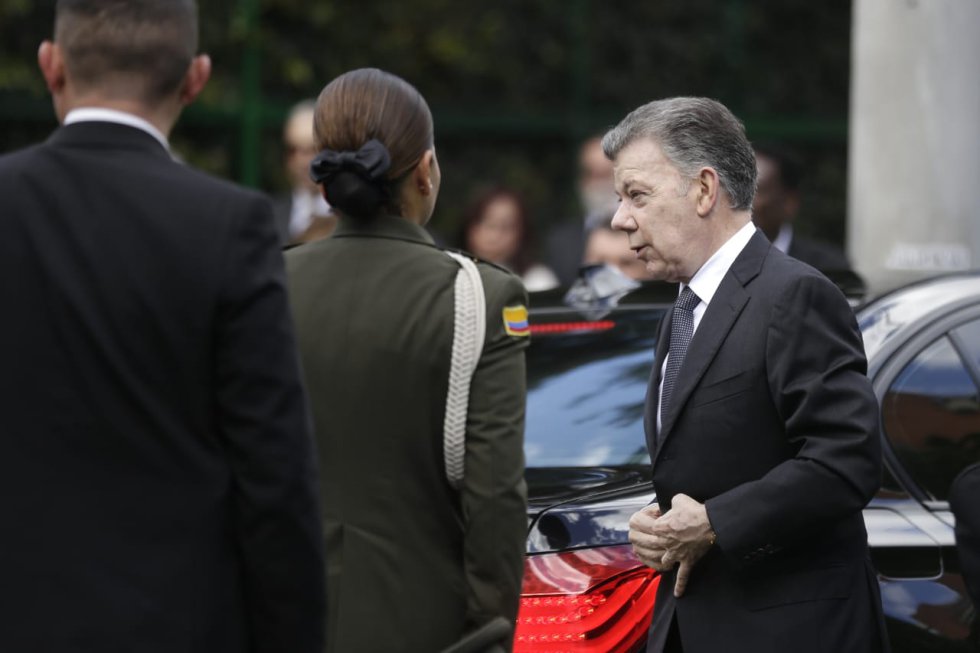 Exequias de Belisario Betancur reúnen a varias personalidades en el Gimnasio Moderno de Bogotá. El expresidente será sepultado en el cementerio Jardines del Recuerdo. Exequias de Belisario Betancur reúnen a varias personalidades en el Gimnasio Moderno de Bogotá. El expresidente será sepultado en el cementerio Jardines del Recuerdo.