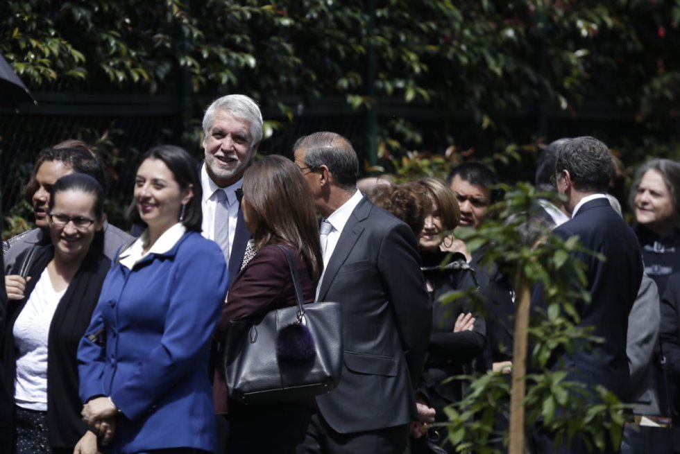 Exequias de Belisario Betancur reúnen a varias personalidades en el Gimnasio Moderno de Bogotá. El expresidente será sepultado en el cementerio Jardines del Recuerdo. Exequias de Belisario Betancur reúnen a varias personalidades en el Gimnasio Moderno de Bogotá. El expresidente será sepultado en el cementerio Jardines del Recuerdo.