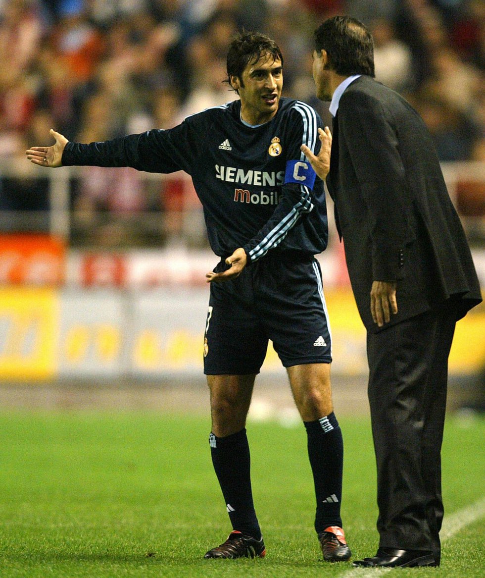 Queiroz dando indicaciones a Raúl González Queiroz dando indicaciones a Raúl González