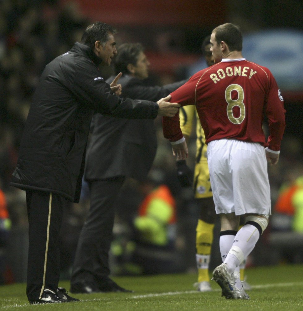 Queiroz dando indicaciones a Wayne Rooney Queiroz dando indicaciones a Wayne Rooney