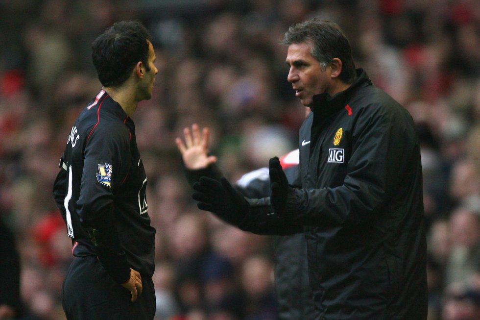 Queiroz dando indicaciones a Ryan Giggs Queiroz dando indicaciones a Ryan Giggs