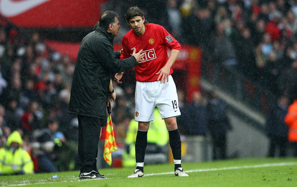 Queiroz dando indicaciones a Gerard Piqué Queiroz dando indicaciones a Gerard Piqué