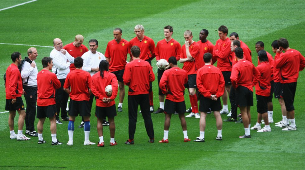 Queiroz dirigiendo un entrenamiento del Manchester United como asistente técnico Queiroz dirigiendo un entrenamiento del Manchester United como asistente técnico