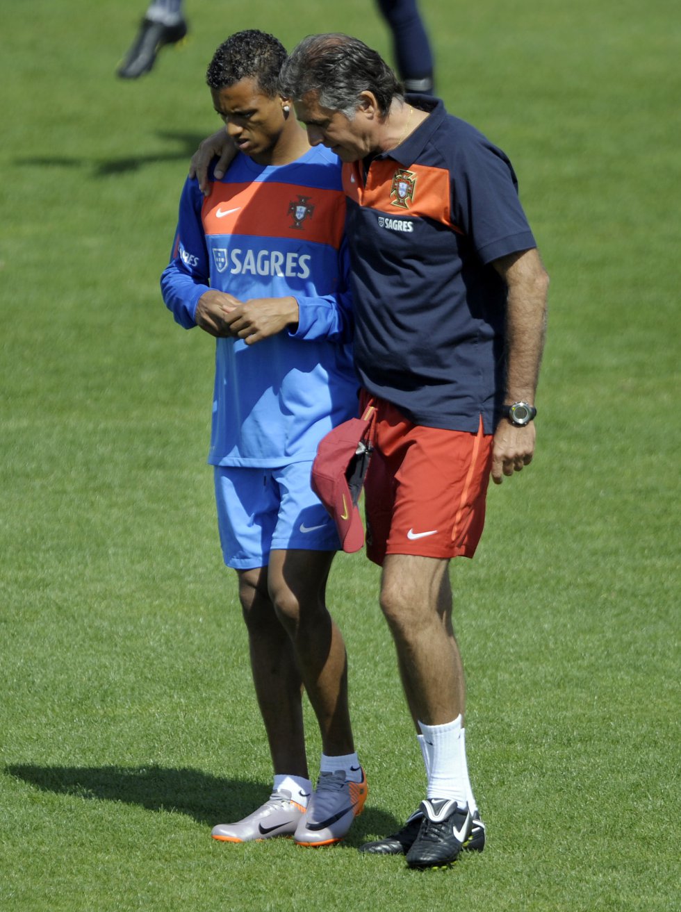 Queiroz dando indicaciones a Nani en entrenamiento Queiroz dando indicaciones a Nani en entrenamiento